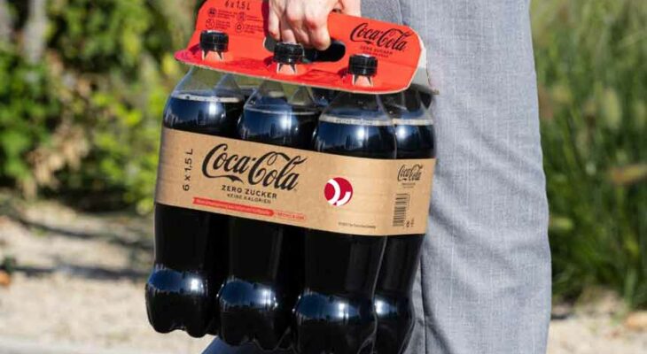 کوکاکولا بسته بندی مقوایی برای حمل نوشابه ها تولید می کند